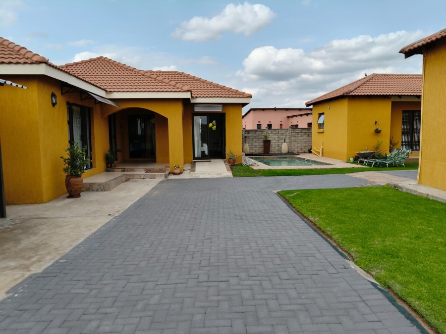 8 Bedroom Property for Sale in Monakato North West